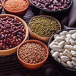 Bohnen statt Fleisch: Neue US-Umfrage zeigt, wie offen die Mehrheit dafür ist Verschiedene getrocknete Bohnen und Huelsenfruechte auf Holz