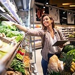 Warum das Schnitzel künstlich billig ist und Gemüse teuer wirkt Person beim Lebensmitteleinkauf im Supermarkt
