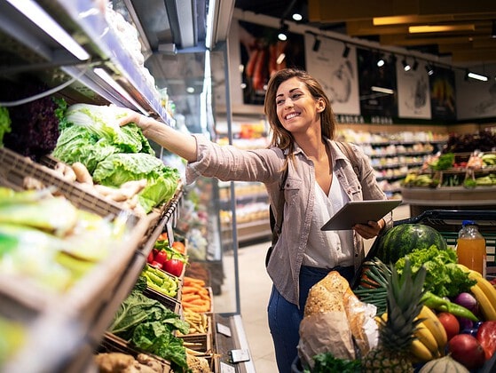 Person beim Lebensmitteleinkauf im Supermarkt