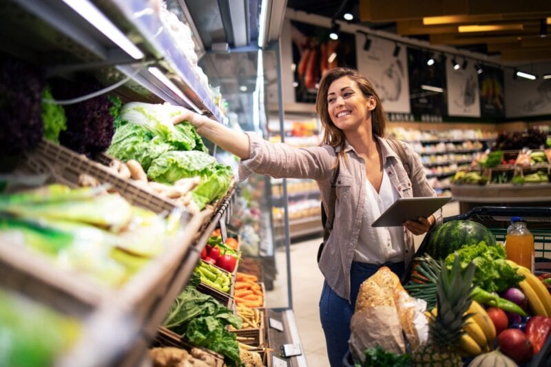 Person beim Lebensmitteleinkauf im Supermarkt