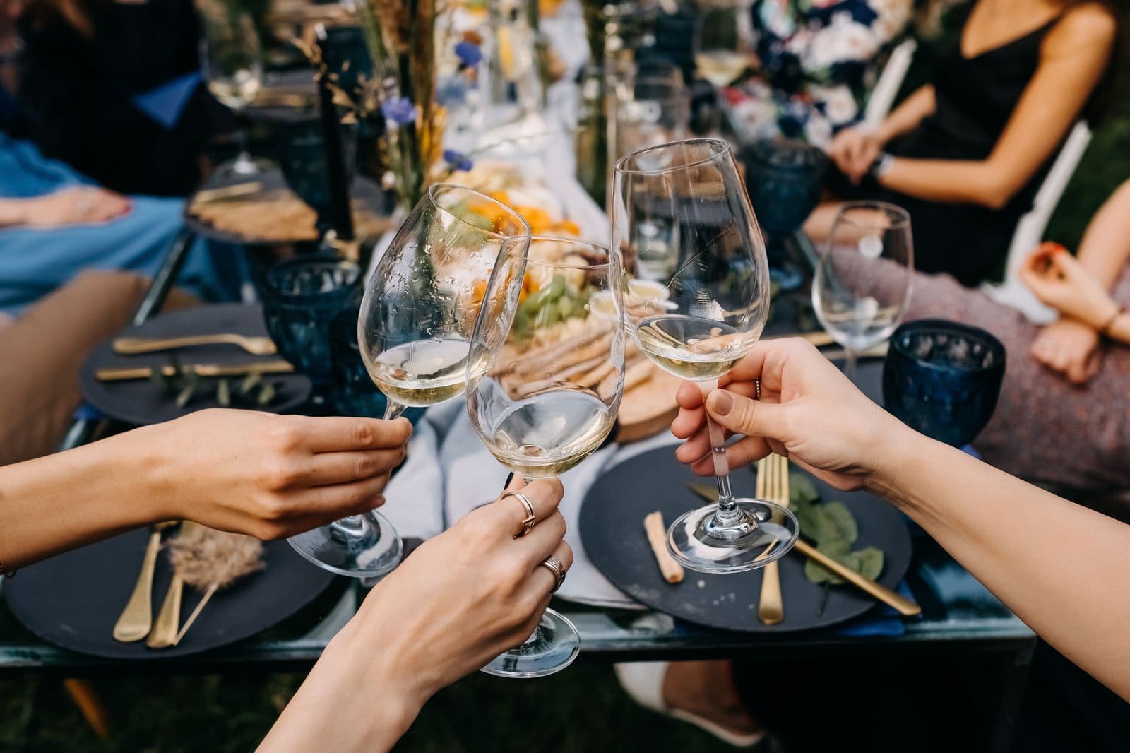 Familie und Freunde stoßen bei einem Sommerfest im Freien an