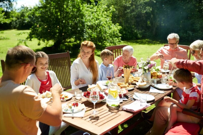 Familie beim festlichen gemeinsamen Essen am gedeckten Tisch