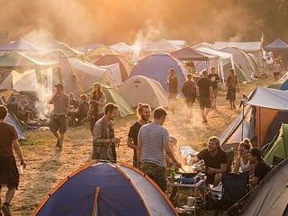 Festival-Campingplatz mit bunten Zelten in der goldenen Abendstunde