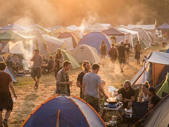 Festival-Campingplatz mit bunten Zelten in der goldenen Abendstunde