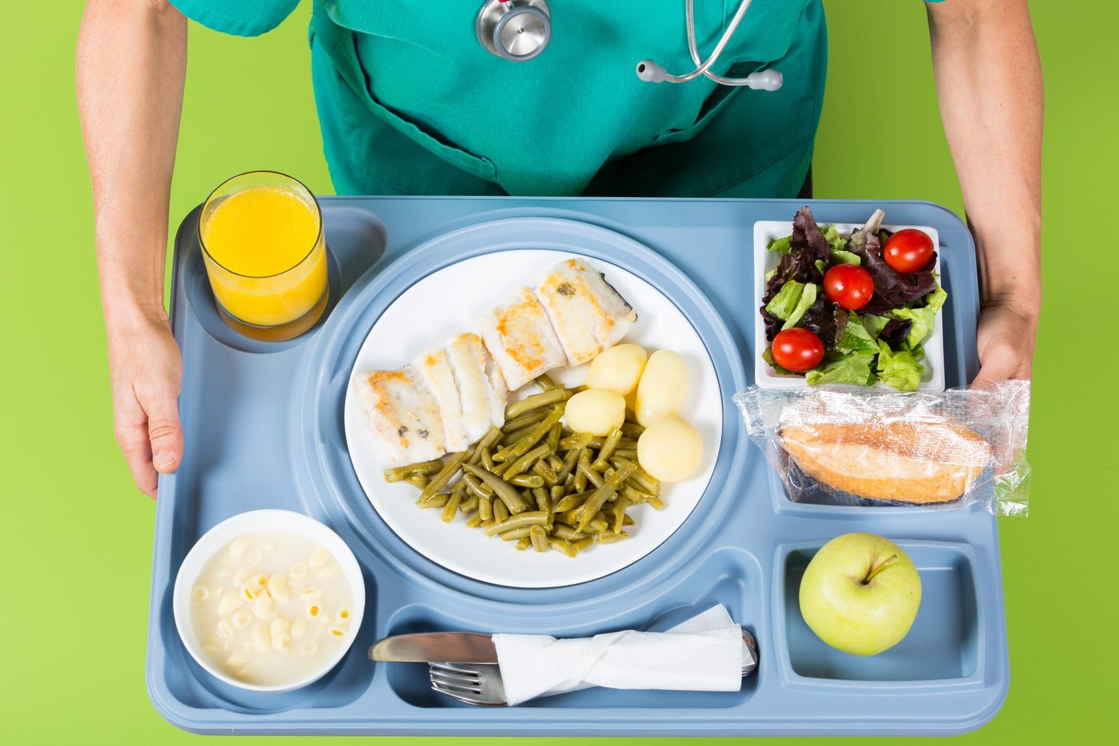 Klassisches Krankenhaus-Tablett mit Fisch, Kartoffeln, Bohnen und Salat