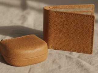 Elegante vegane Geldboerse aus hellem Lederersatz mit sichtbarer Materialtextur auf hellem Hintergrund