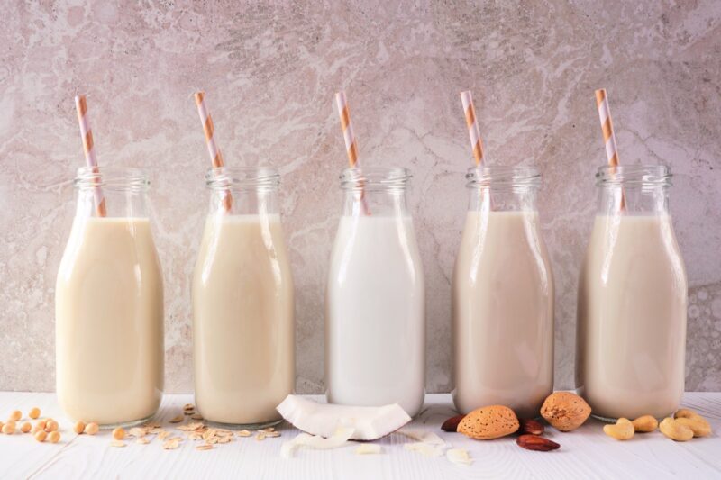 Verschiedene pflanzliche Milchsorten in Glasflaschen