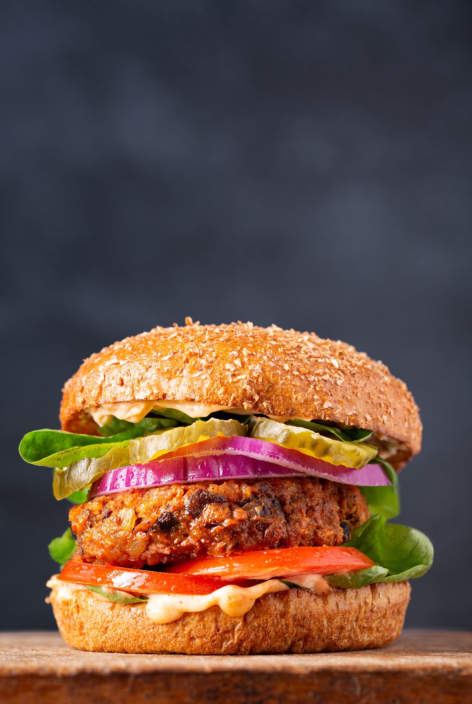 Pflanzlicher Burger mit Süßkartoffel-Patty auf Vollkornbrötchen