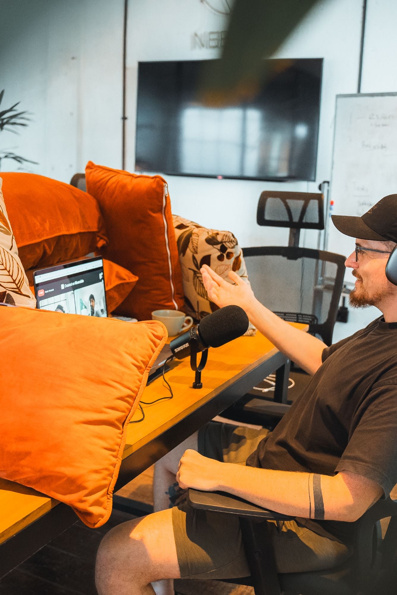Yannick nimmt eine Folge des Plantbased Podcasts auf, der Laptop ist mit Sofakissen als improvisiertem Schallschutz umbaut