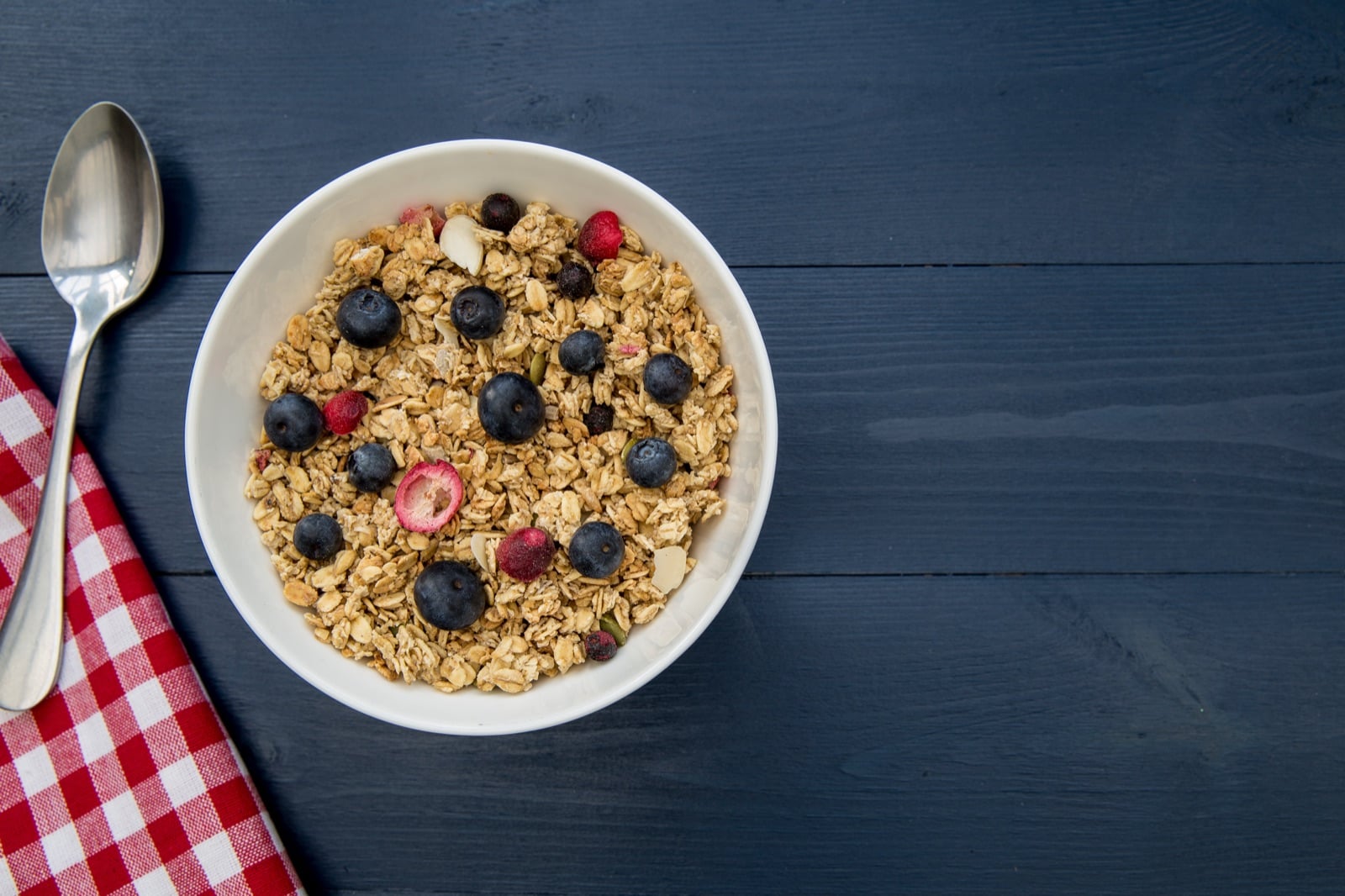 Müsli-Schale mit Haferflocken auf einem Holztisch