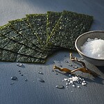 Jod vegan: der kritische Nährstoff, den fast alle unterschätzen Nori-Blätter, jodiertes Speisesalz und getrockneter Kelp auf einer Schieferplatte