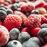 Rückruf: Tiefkühlbeeren von ja! und Lidl wegen Viren zurückgerufen Gefrorene Beerenmischung aus Erdbeeren, Himbeeren, Blaubeeren und Cranberrys mit Reif