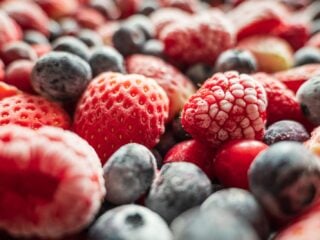 Gefrorene Beerenmischung aus Erdbeeren, Himbeeren, Blaubeeren und Cranberrys mit Reif