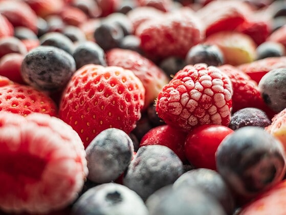 Gefrorene Beerenmischung aus Erdbeeren, Himbeeren, Blaubeeren und Cranberrys mit Reif