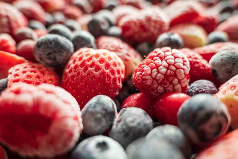 Gefrorene Beerenmischung aus Erdbeeren, Himbeeren, Blaubeeren und Cranberrys mit Reif