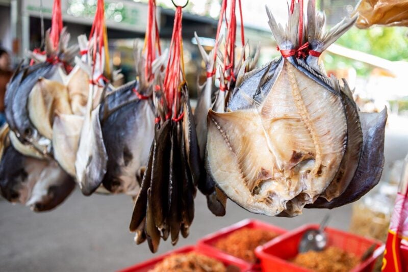 Getrocknete Fische hängen dicht an dicht in einem Geschäft für Meeresprodukte