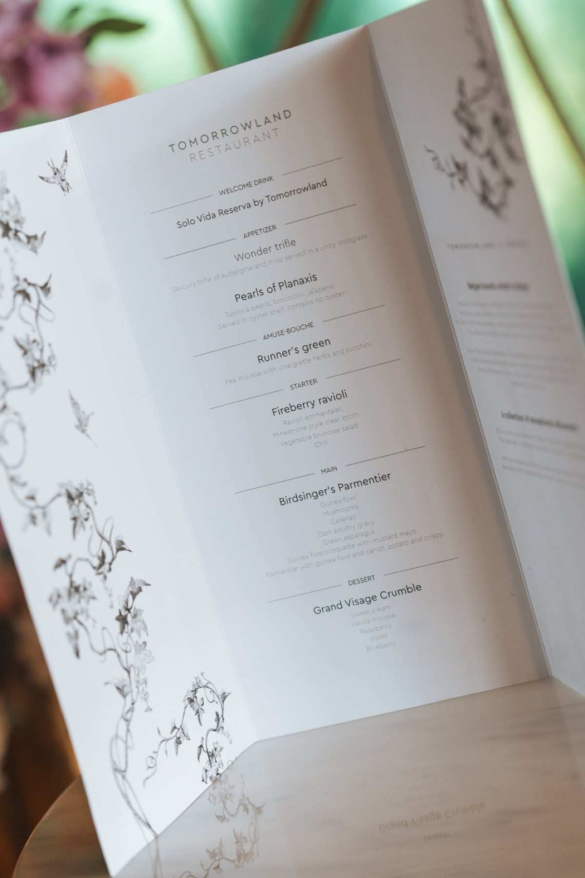 Menükarte des Tomorrowland Restaurants mit Perlhuhn als Hauptgang