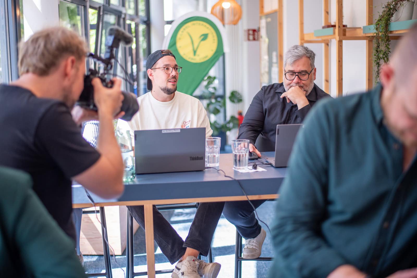 Zwei Jurymitglieder verkosten vegane Produkte bei der Blindverkostung der V-Label Awards 2026
