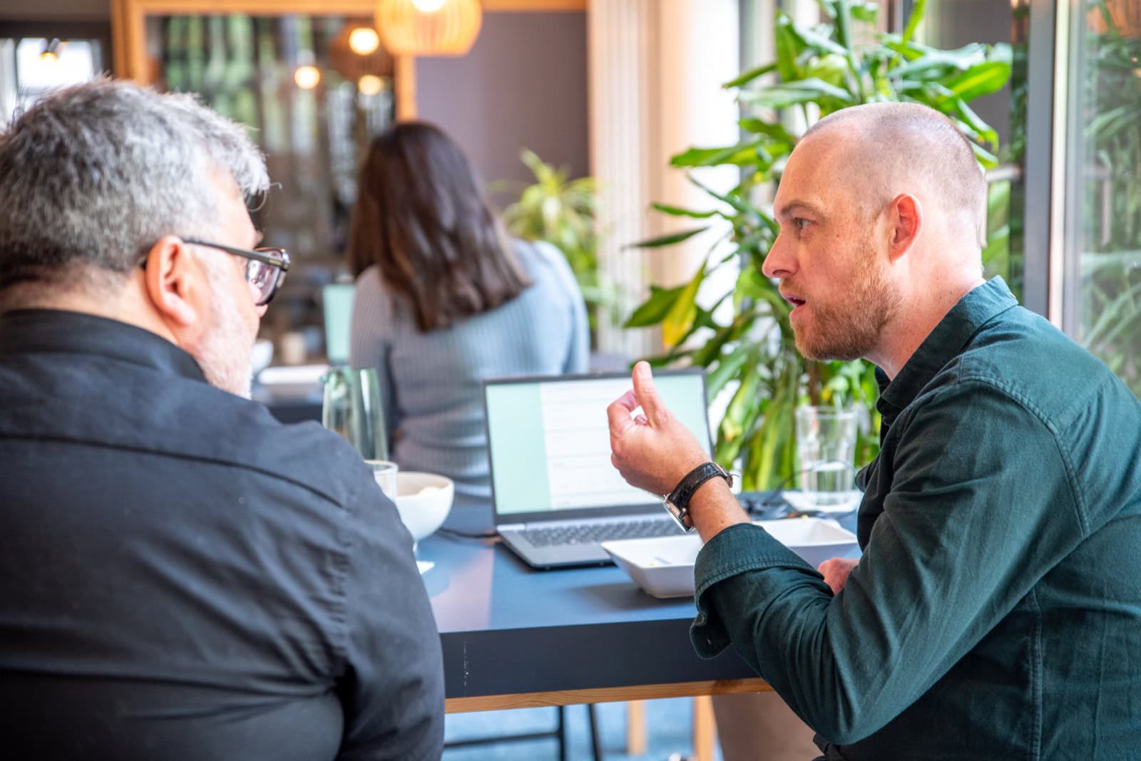 Jurymitglieder Jan Philipp Hartmann und David Trümner diskutieren beim Jury-Tasting der V-Label Awards 2026