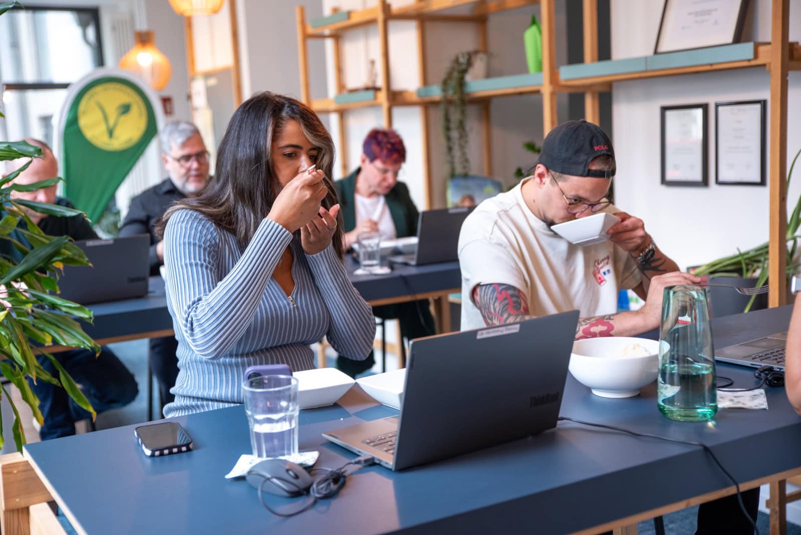 Tisch voller veganer Produkte beim Jury-Tasting der V-Label Awards 2026 im ProVeg Incubator