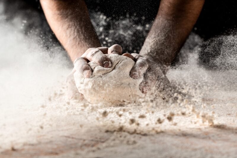 Haende mit Mehl beim Backen