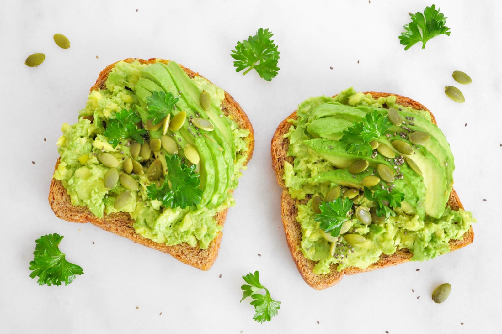 Avocado-Toast mit Kürbis und Chiasamen auf Vollkornbrot