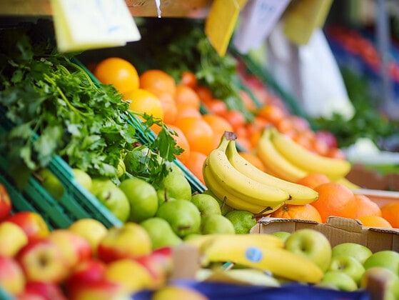 Frisches Obst und Gemuese auf dem Wochenmarkt