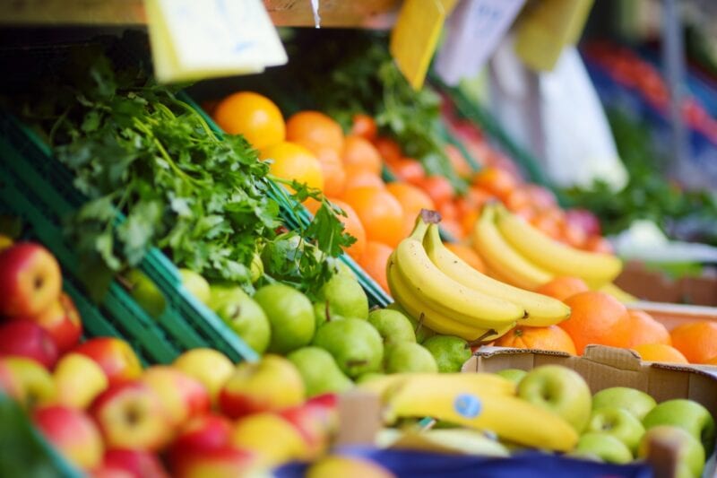 Frisches Obst und Gemuese auf dem Wochenmarkt