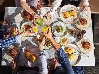 Freunde geniessen gemeinsam Essen am Tisch