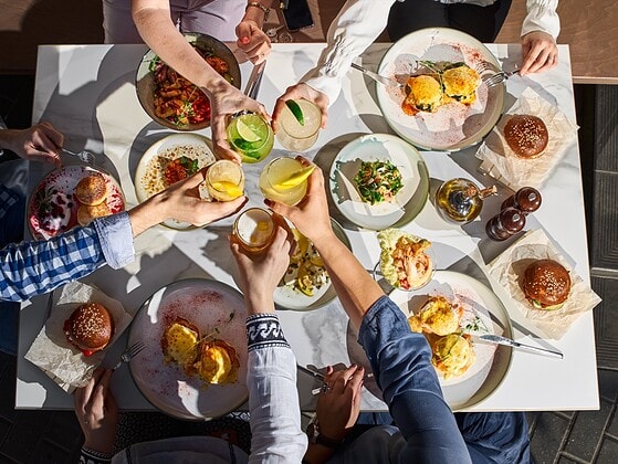 Freunde geniessen gemeinsam Essen am Tisch