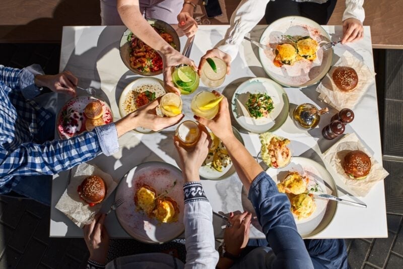 Freunde geniessen gemeinsam Essen am Tisch