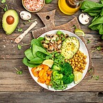 Vegane Abendessen Ideen: 30 Rezepte für Montag bis Sonntag, in 15-30 Minuten kochbar Bunter veganer Teller mit Gemuese und Kichererbsen