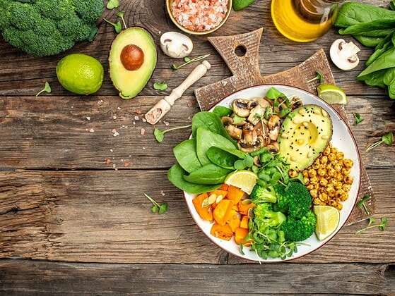 Bunter veganer Teller mit Gemuese und Kichererbsen