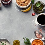 Vegane BBQ-Saucen selbermachen: 7 Rezepte, die jede gekaufte Tube schlagen Verschiedene selbst gemachte Saucen in Schaelchen