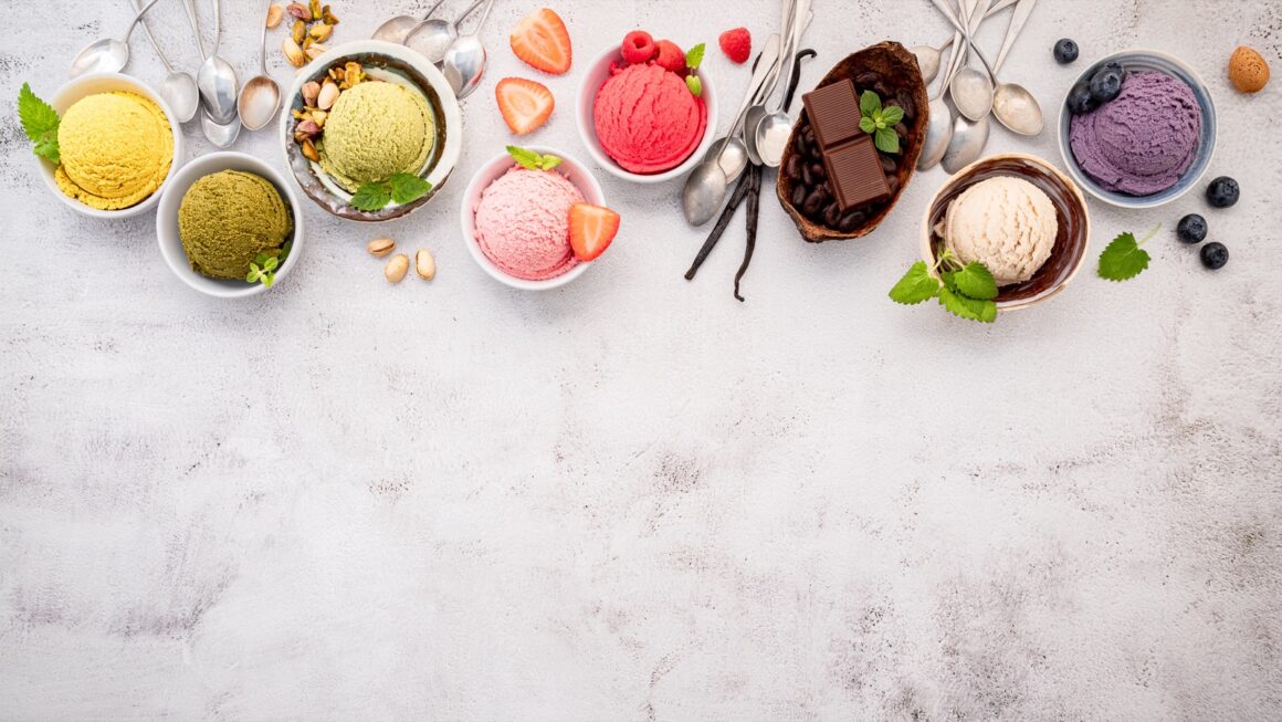 Verschiedene Sorten veganes Eis in Schalen