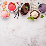 Vegane Eiscreme: Was wirklich schmeckt (und 5 Rezepte fürs eigene Tiefkühlfach) Verschiedene Sorten veganes Eis in Schalen