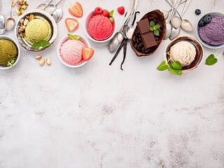 Verschiedene Sorten veganes Eis in Schalen