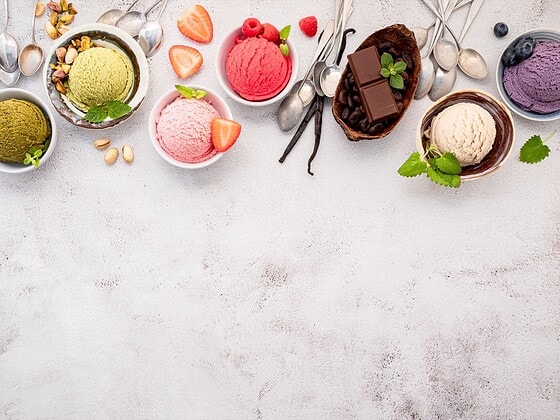 Verschiedene Sorten veganes Eis in Schalen