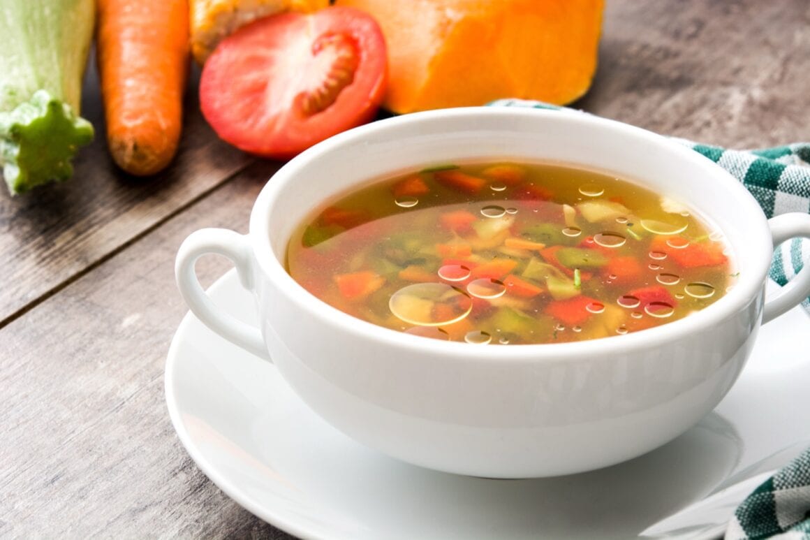 Vegane Gemuesesuppe in einer Schale auf einem Holztisch