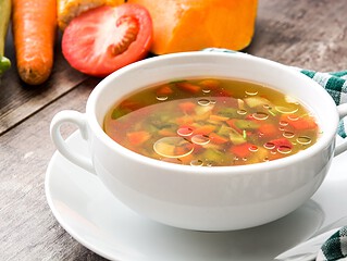 Vegane Gemuesesuppe in einer Schale auf einem Holztisch