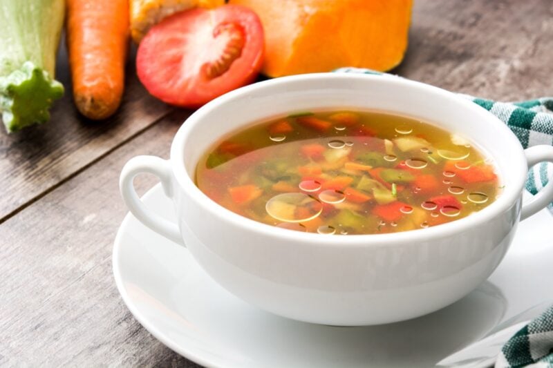 Vegane Gemuesesuppe in einer Schale auf einem Holztisch