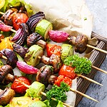 Vegane Grillrezepte 2026: 18 Ideen und der Marken-Test für Burger, Würste, Steaks Gegrillte Gemuesespiesse auf dem Grill