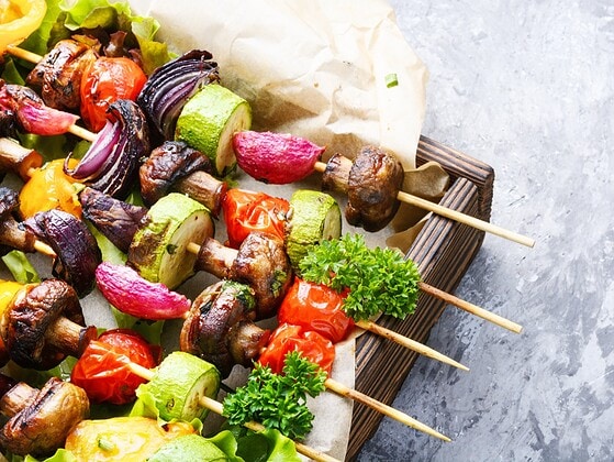 Gegrillte Gemuesespiesse auf dem Grill