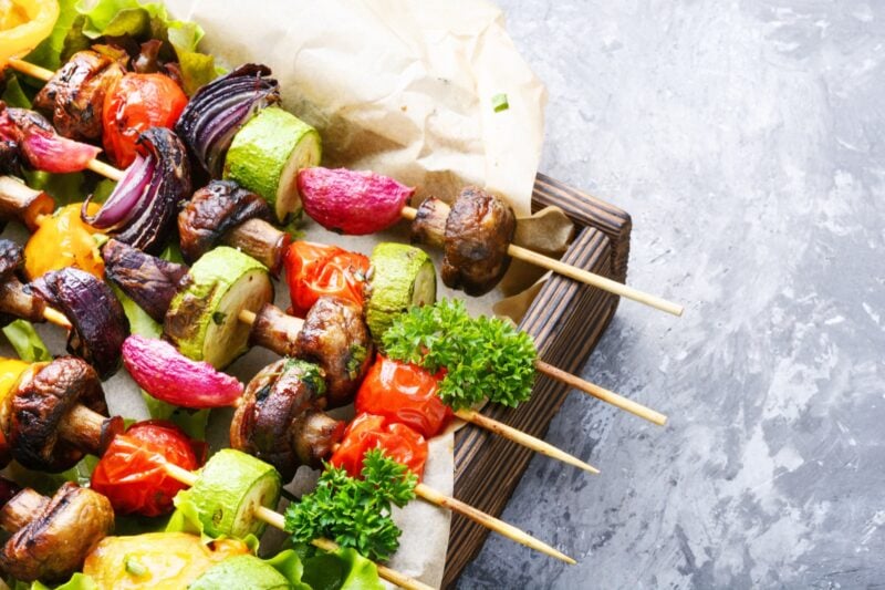 Gegrillte Gemuesespiesse auf dem Grill