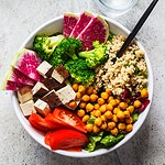 Vegane Mittagessen Ideen: 25 Rezepte für Büro, Homeoffice, Lunchbox Vegane Buddha Bowl mit Quinoa, Tofu und Kichererbsen