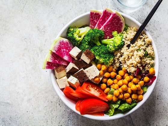 Vegane Buddha Bowl mit Quinoa, Tofu und Kichererbsen