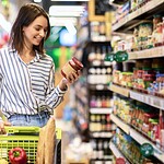 Neu & Vegan: Die veganen Neuheiten im Supermarkt (Juli 2026) Frau mit Einkaufswagen im Supermarkt