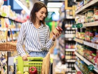 Frau mit Einkaufswagen im Supermarkt
