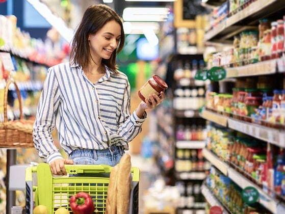 Frau mit Einkaufswagen im Supermarkt