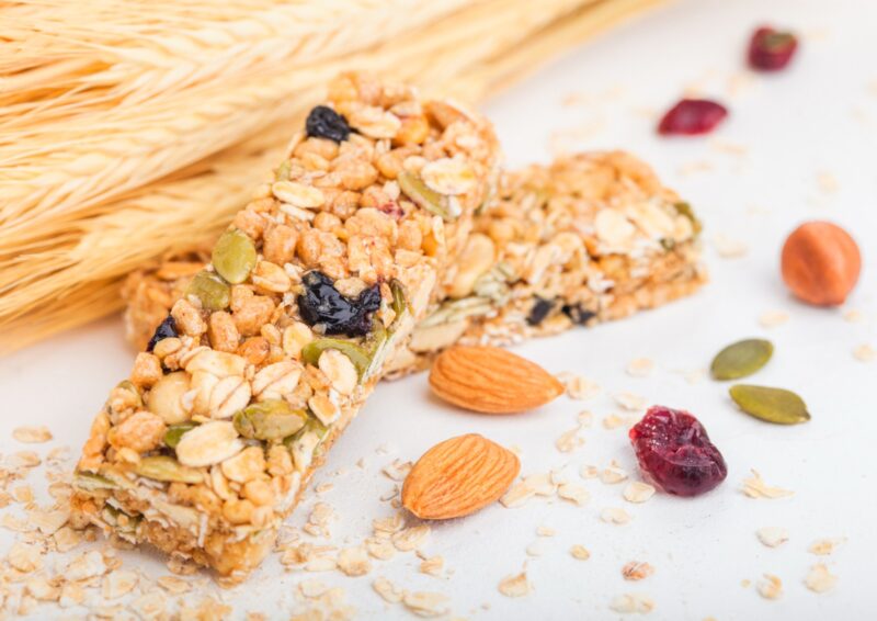 Selbst gemachte vegane Müsliriegel mit Nüssen und Hafer